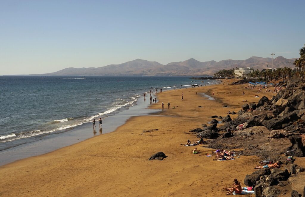 písečná pláž v Puerto del Carmen, Lanzarote, Kanárské ostrovy